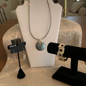 Chicos set of silver/blue necklace, dangle earrings and stretchy bracelet LC093
